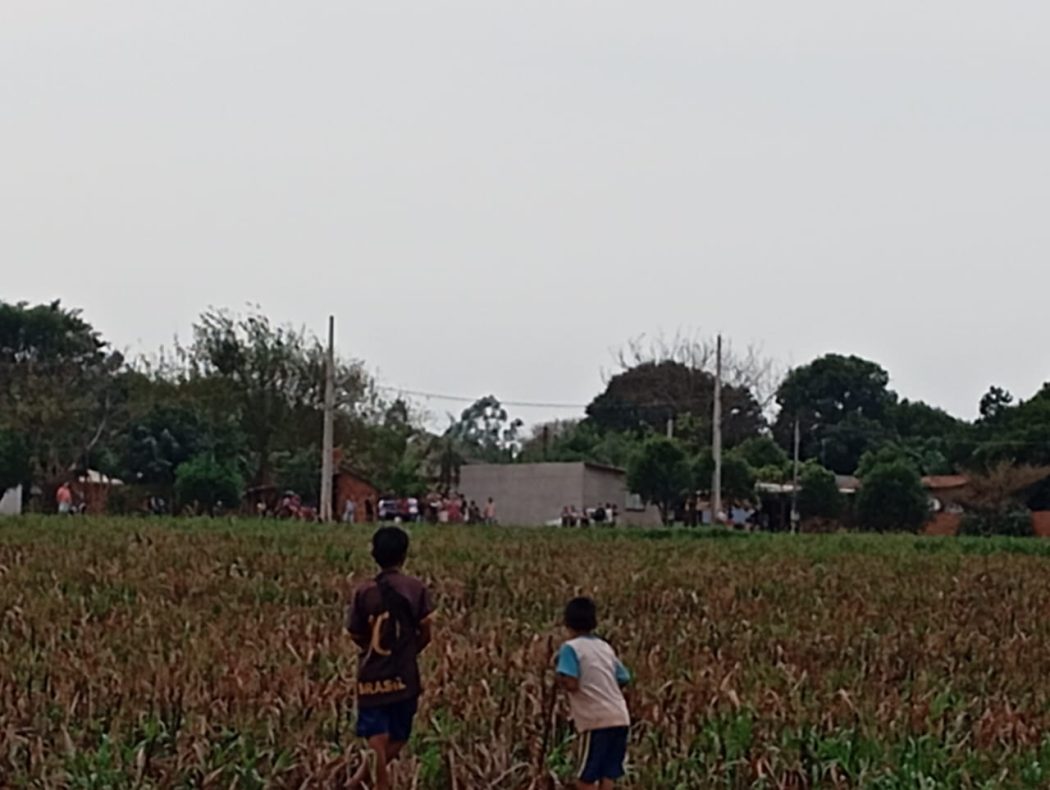 Não indígenas reunidos em frente ao tekoha Y'Hovy, em Guaíra (PR), TI Tekoha Guasu Guavirá, na tarde do dia 7 de agosto. Foto: povo Avá-Guarani