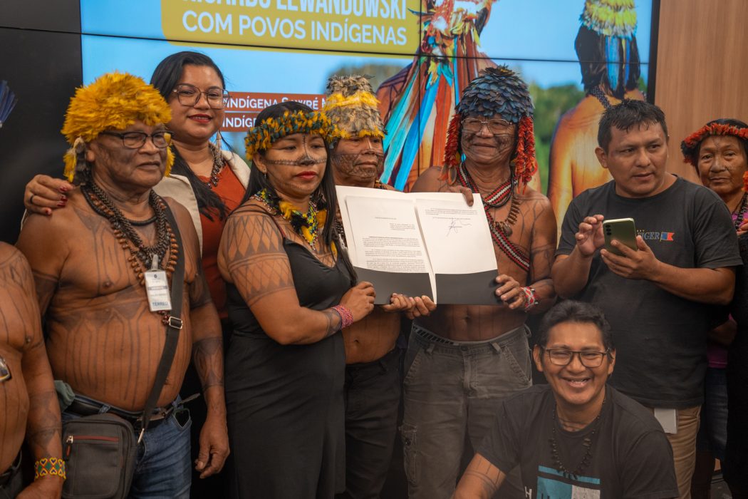 Lideranças Munduruku no Ministério da Justiça, em Brasília (DF), com a portaria da TI Sawré Muybu recém-assinada pelo ministro Ricardo Lewandowski. Foto: Tiago Miotto/Cimi