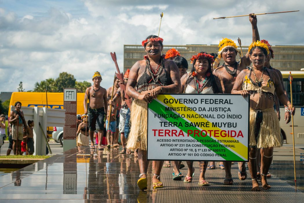 Manifestação Munduruku na entrada do Ministério da Justiça, em novembro de 2016, cobrando a emissão da portaria declaratória. Foto: Tiago Miotto/Cimi