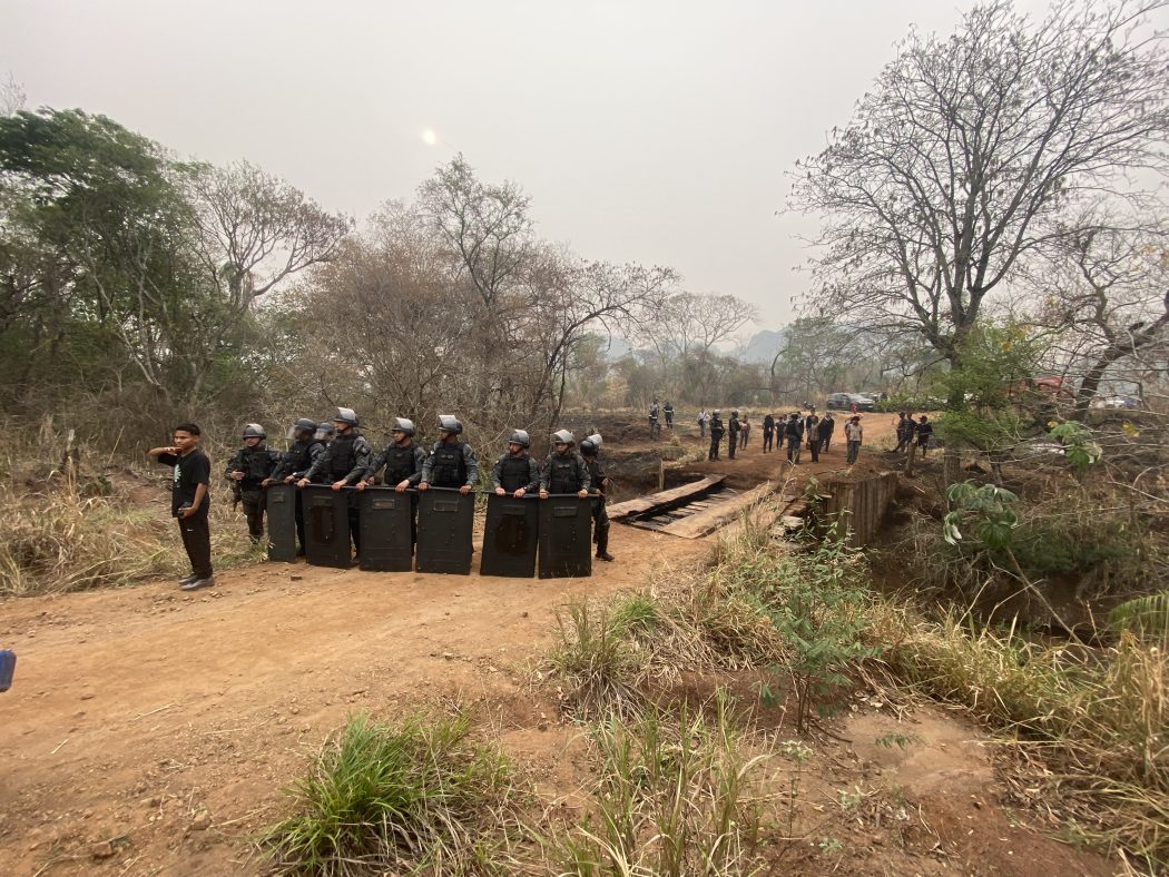 Cerco da Tropa de Choque da PM contra os Guarani e Kaiowá na fazenda Barra, sobreposta à TI Nhanderu Marangatu e retomada pelos indígenas. Foto: Renato Santana/Cimi