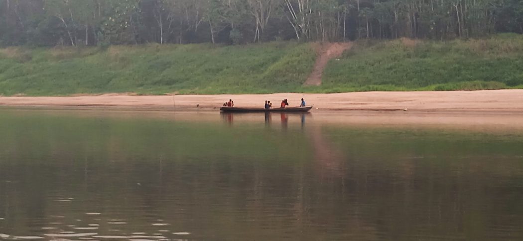 Rio Purus, em Lábrea (AM), afetado pela seca extrema e encoberto de fumaça devido as queimadas descontroladas, registro de agosto, 2024. Foto: Ligia Apel | Cimi Regional Norte 1