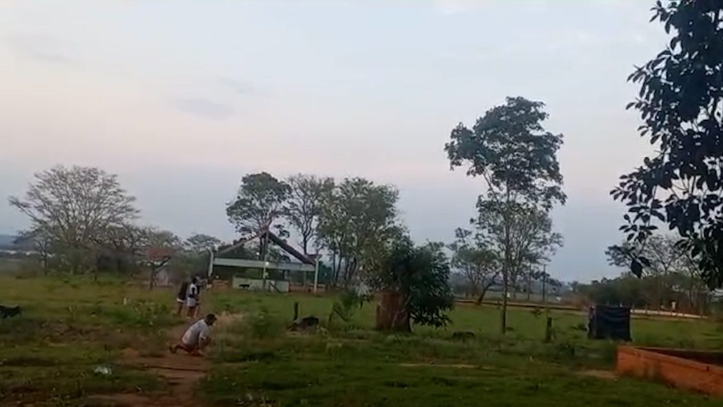 Indígenas se abaixam e buscam se proteger dos disparos realizados neste domingo (13) contra comunidade da aldeia Y'Hovy, na TI Tekoha Guasu Guavirá, no oeste do Paraná. Foto: reprodução/vídeo do povo Avá-Guarani