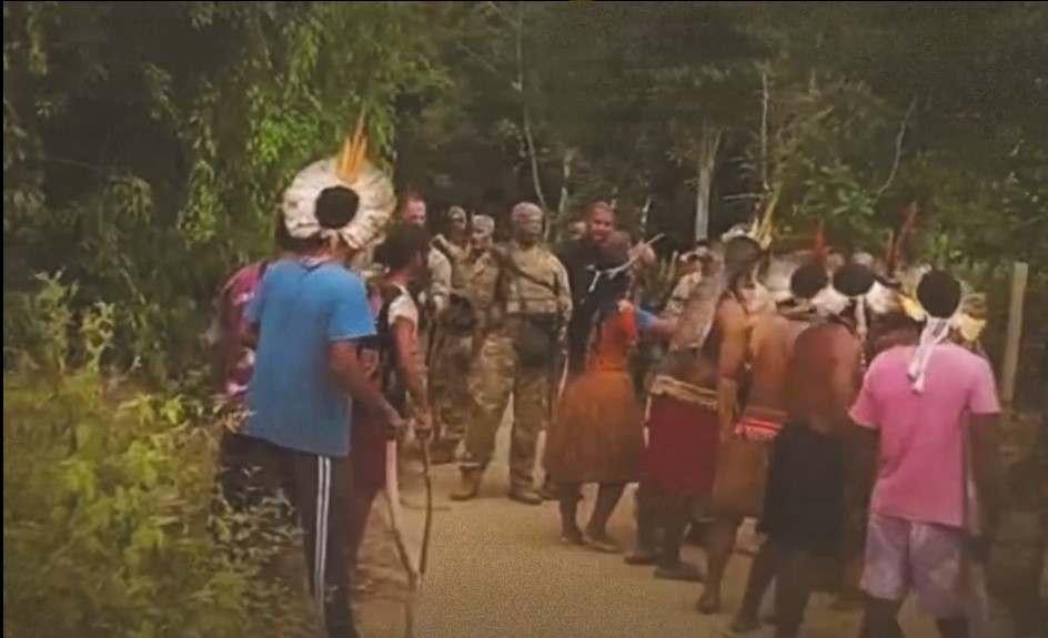 Cerca de 20 viaturas, helicóptero, soldados fortemente armados e homens sem fardas realizaram batidas em ao menos seis aldeias da TI Barra Velha. Foto: Reprodução/Vídeo Comunidade Pataxó