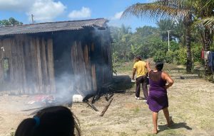 TI Comexatibá: Casa foi queimada em aldeia Pataxó enquanto indígenas participavam de audiência em Brasília