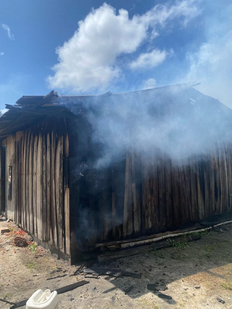 Casa foi queimada na manhã do dia 11/03/2025. No mesmo horário, indígenas Pataxó e Tupinambá participavam de audiência pública sobre demarcações em Brasília (DF). Foto: povo Pataxó