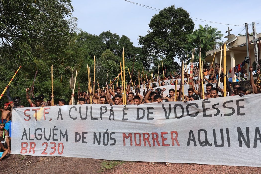 Mobilização Munduruku contra lei 14.701 e câmara de conciliação no STF iniciou no dia 25 de março com ocupação da BR-230. Fotos da mobilização: Janilson Saw Munduruku - Associação Wakoborun / Frank Akay - Coletivo Dau'k / Associação Pariri / Movimento Munduruku Ipereğ Ayũ / Clodoaldo Arapiun