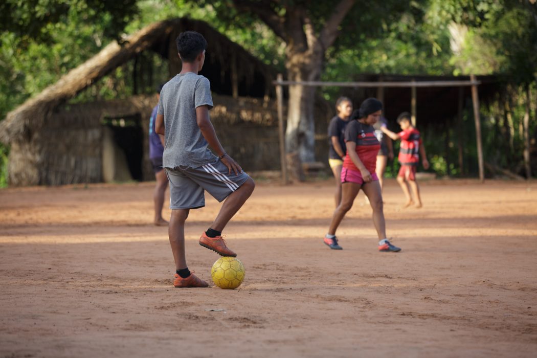 Jovens jogam futebol na aldeia Arymy, TI Bacurizinho. Foto: Tiago Miotto/Repórter Brasil