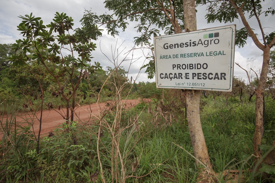 Placa da GenesisAgro em local sobreposto à TI Porquinhos, declarada pelo Ministério da Justiça como de ocupação tradicional indígena. Portaria foi anulada pelo STF e comunidade recorreu (Foto: Tiago Miotto/Repórter Brasil)