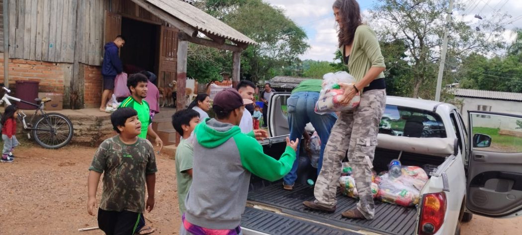 Entrega de alimentos na comunidade Kaingang Por Fy Ga, em São Leopoldo (RS), também atingida pelas enchentes de 2024.