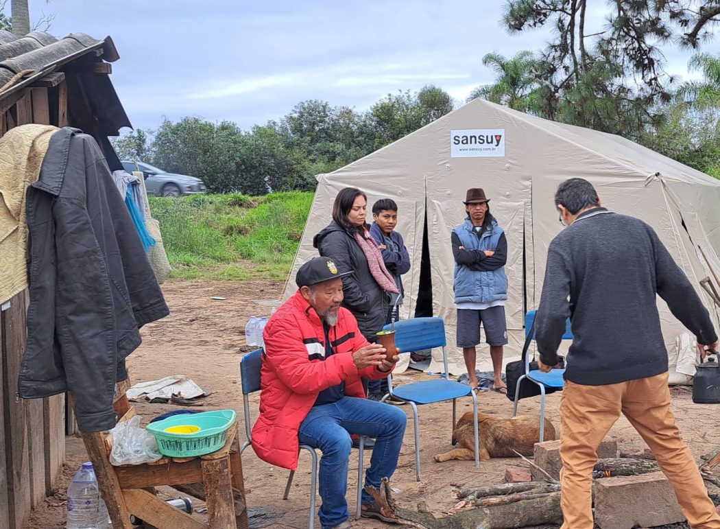 Em agosto de 2024, a comunidade do tekoa Pekuruty, em Eldorado do Sul (RS), buscava reconstruir a vida após a devastação causada pela enchente e por ação indevida do DNIT, que derrubou as casas da comunidade.