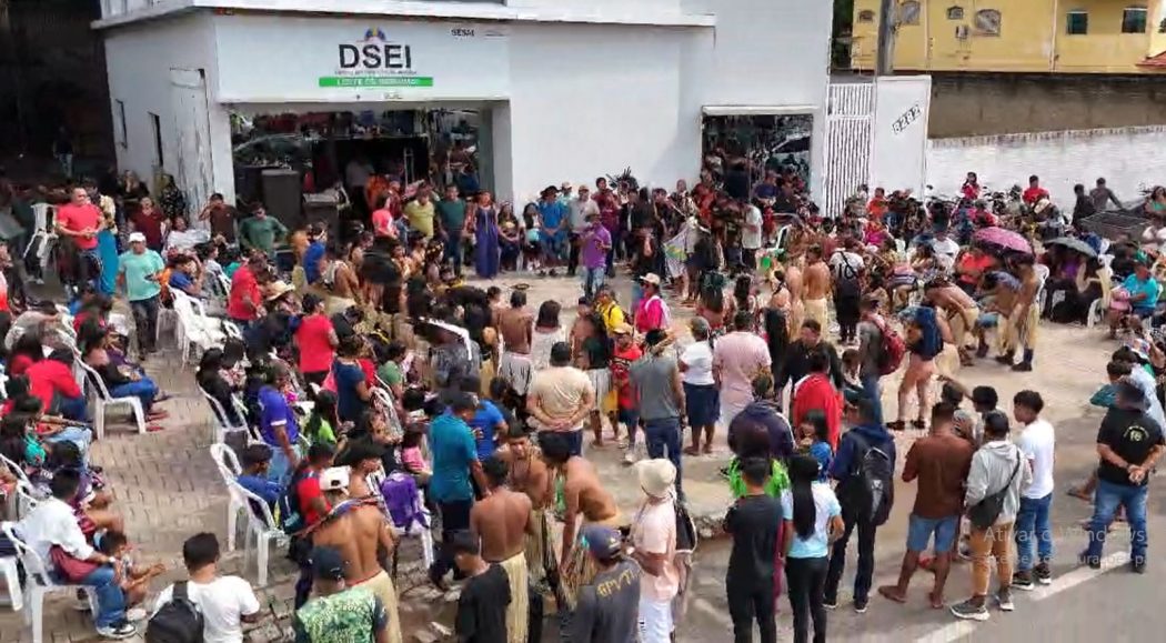 Manifestação indígena em frente ao Dsei Leste Roraima. Foto: Ascom Conselho Indígena de Roraima (CIR)
