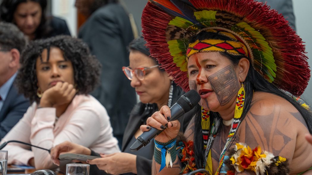 Arnã Pataxó, liderança indígena da Bahia que participou da audiência pública sobre os impactos da Lei do Marco Temporal sobre os povos indígenas realizada no dia 5 de agosto na Comissão de Direitos Humanos e Minorias da Câmara. Foto: Tiago Miotto/Cimi Arnã Pataxó, liderança indígena da Bahia que participou da audiência pública sobre os impactos da Lei do Marco Temporal sobre os povos indígenas realizada no dia 5 de agosto na Comissão de Direitos Humanos e Minorias da Câmara. Foto: Tiago Miotto/Cimi