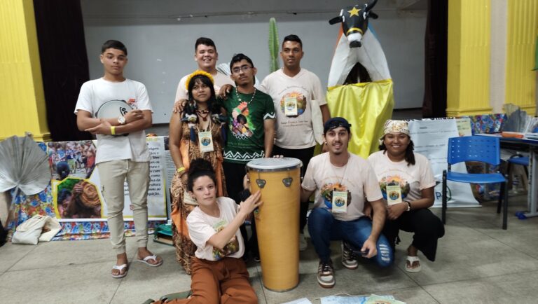 Equipe de jovens de Rondônia, compartilhando a experiência da Jornada Regional de Educomunicação, na Tenda Toré. Foto: Marília Silva CPT-GO