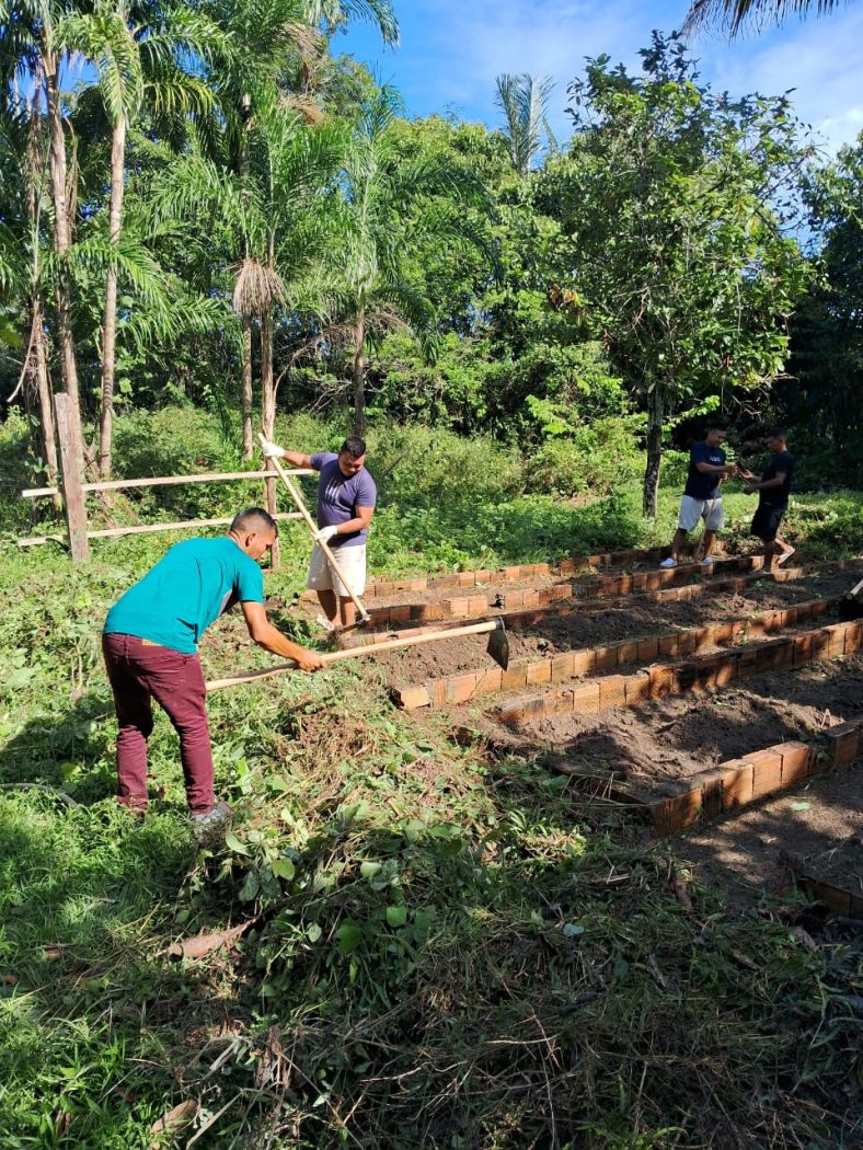 Oficina de Agroecologia e Economia Indígena durante a preparação da horta. Foto: Hoadson Leonardo