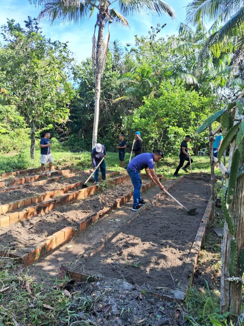 Oficina de Agroecologia e Economia Indígena durante a preparação da horta. Foto: Hoadson Leonardo