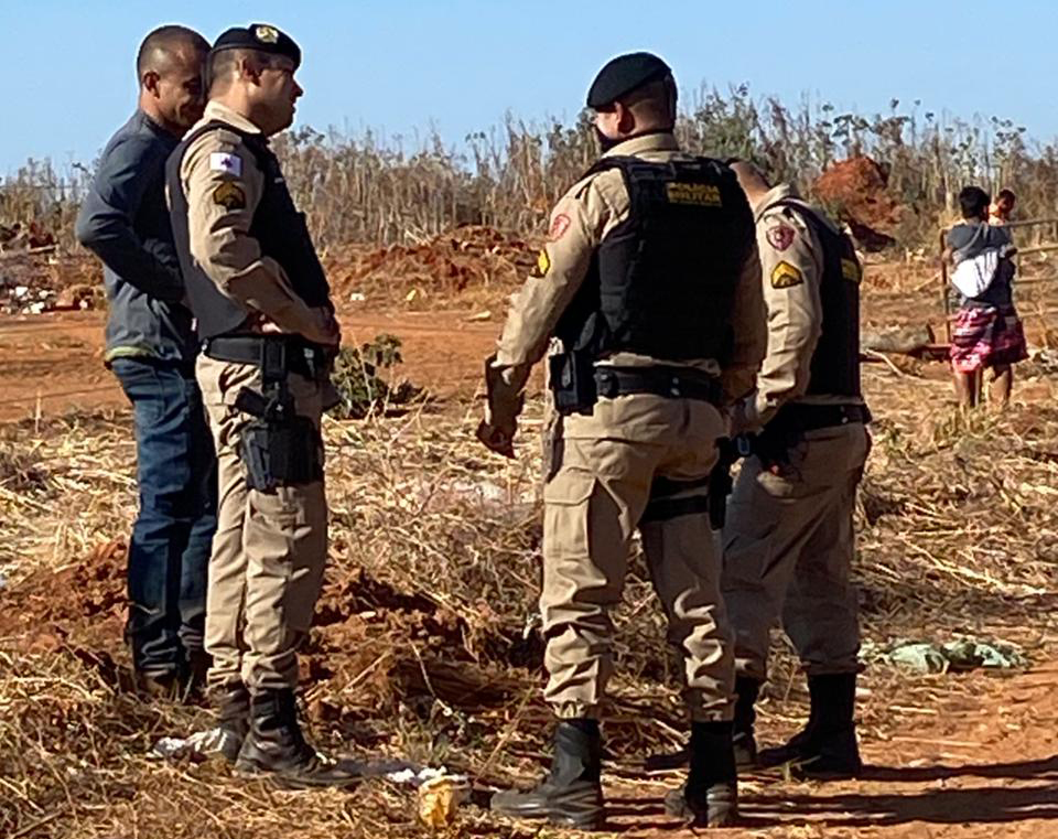 Povo Xakriabá da aldeia Morro Vermelho fechou acesso ao lixão instalado dentro do território na manhã de 20 de agosto. Polícia Militar Ambiental esteve na área. Foto: povo Xakriabá