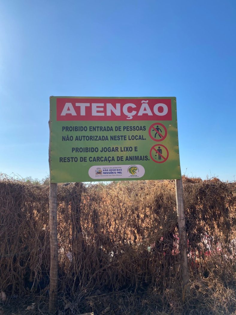 Placa que proíbe descarte de animais mortos no lixão - e que, segundo os Xakriabá, vinha sendo desrespeitada. Foto: povo Xakriabá