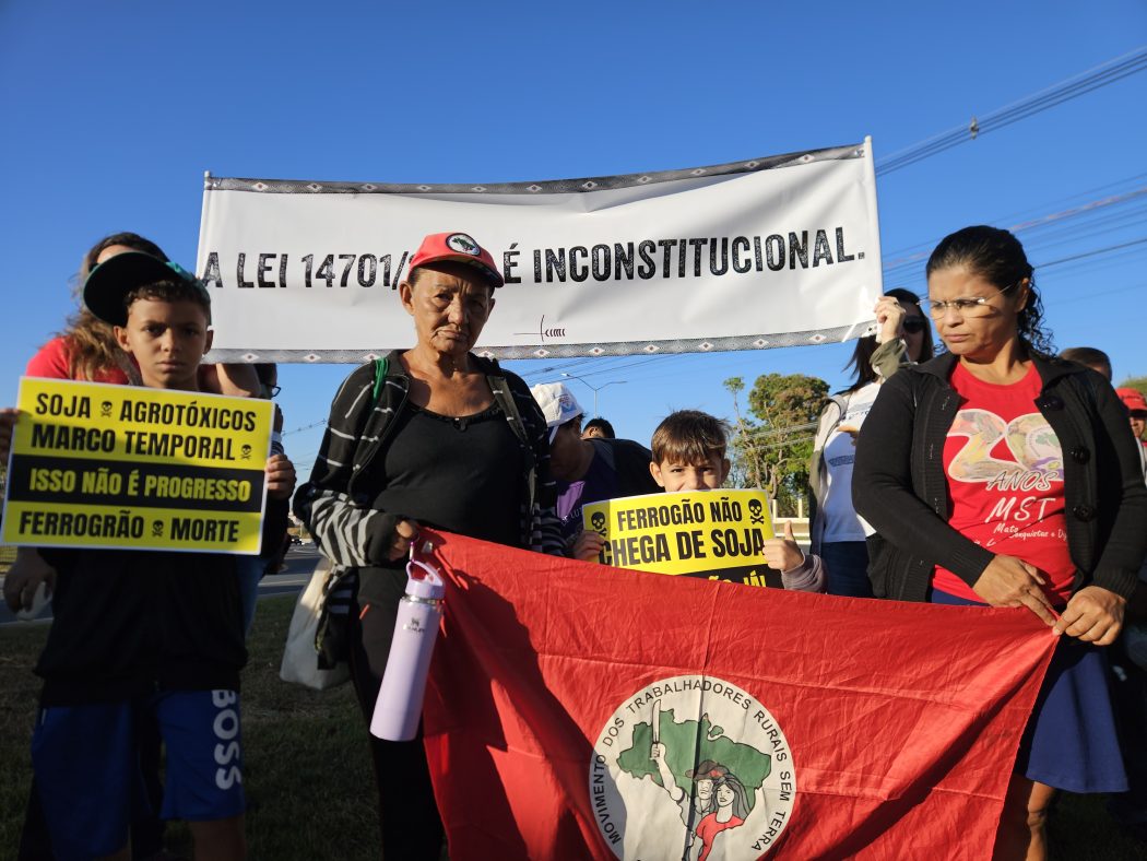 Indígenas e movimentos sociais protestaram em Cuiabá nesta manhã (14/08) contra o marco temporal, projetos de infraestrutura e evento que questiona demarcações de terras. Foto: Aliança Ferrogrão Não