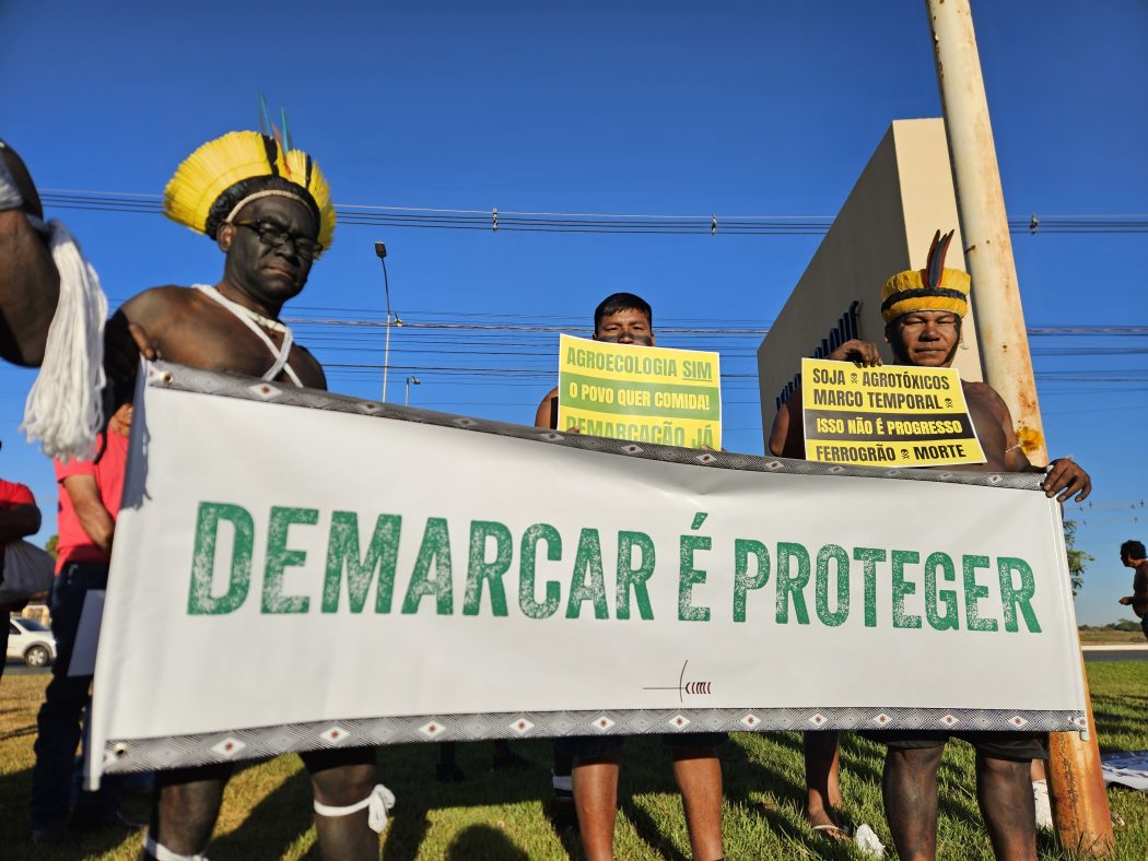 Indígenas e movimentos sociais protestaram em Cuiabá nesta manhã (14/08) contra o marco temporal, projetos de infraestrutura e evento que questiona demarcações de terras. Foto: Aliança Ferrogrão Não
