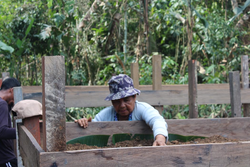 Preparando o solo que alimentará as plantas. Foto: Daniel Lima/Cimi Regional Norte 1