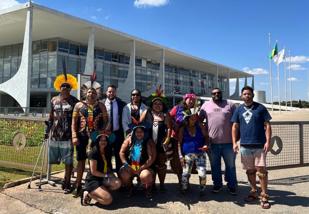 Lideranças Pataxó, Pataxó Hã-Hã-Hãe e Kamakã Mongoió da Região Metropolitana de Belo Horizonte denunciaram violações e cobraram direitos durante semana de incidências em Brasília, entre 4 e 8 de agosto de 2025. Foto: Raíssa Lopes/Insea