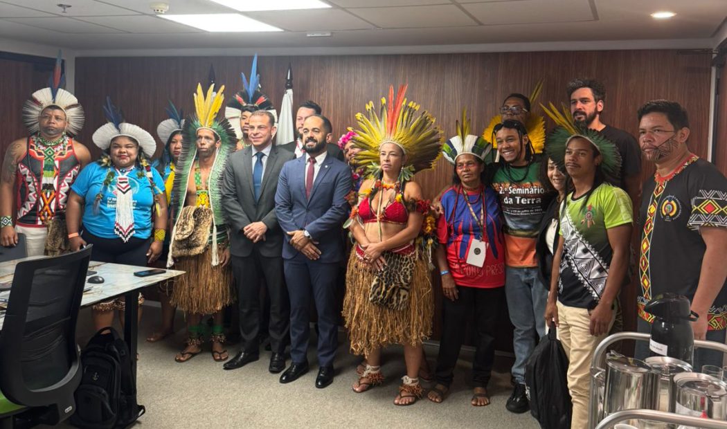 Lideranças Pataxó, Pataxó Hã-Hã-Hãe e Kamakã Mongoió da Região Metropolitana de Belo Horizonte denunciaram violações e cobraram direitos durante semana de incidências em Brasília, entre 4 e 8 de agosto de 2025. Foto: Raíssa Lopes/Insea