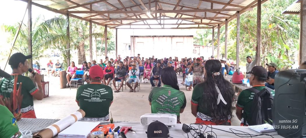 Em agosto de 2025, II Encontro de Caciques de Jutaí reuniu 32 caciques e mais de 150 lideranças dos povos Kokama, Tikuna, Kambeba e Katawaixy de nove Terras Indígenas da Messorregião do Amazonas. Foto: Cimi Regional Norte 1/equipe Tefé