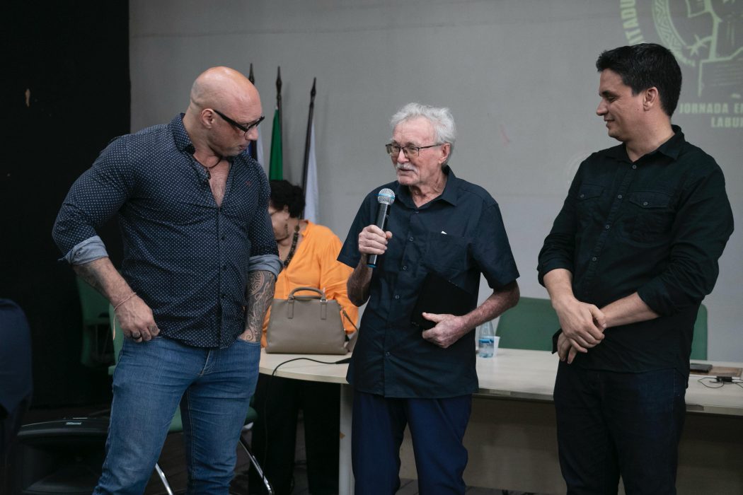 Egydio Schwade foi homenageado pela V Jornada em História do curso de História da Universidade Federal do Amazonas em reconhecimento por sua trajetória de dedicação à defesa dos povos indígenas. Foto: Leonardo Mota