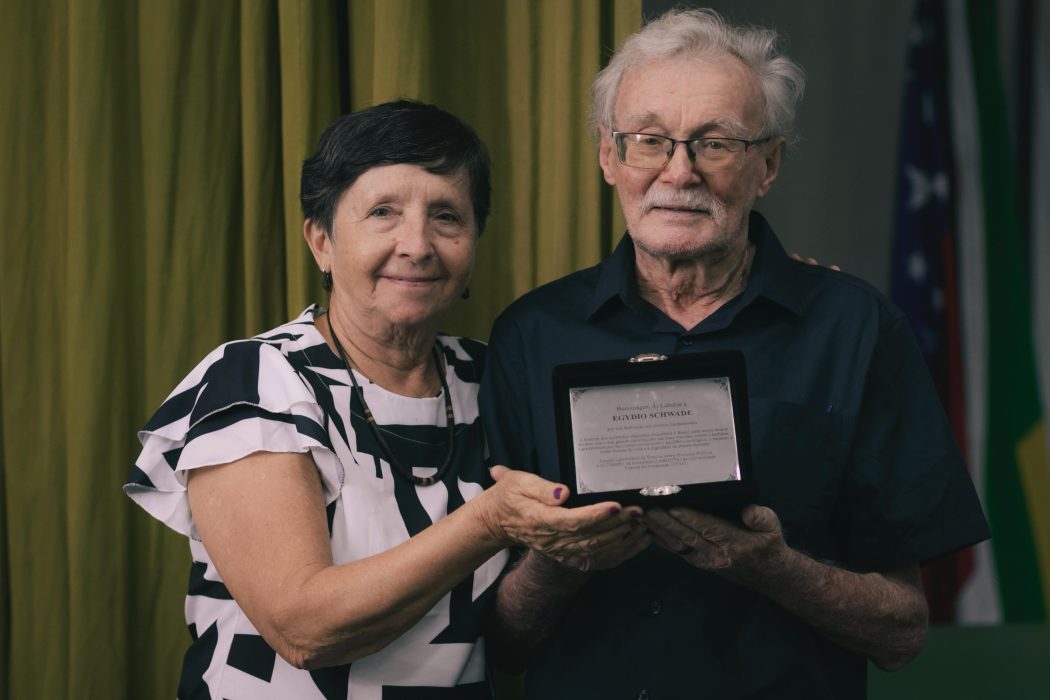 Egydio Schwade foi homenageado pela V Jornada em História do curso de História da Universidade Federal do Amazonas em reconhecimento por sua trajetória de dedicação à defesa dos povos indígenas. Foto: Leonardo Mota