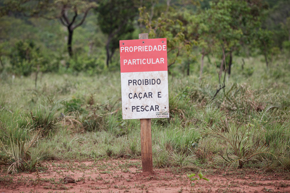 Placa no interior da TI Porquinhos dos Canela Apãnjekra. Foto: Tiago Miotto