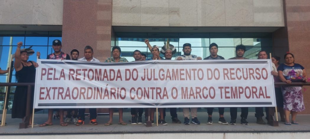 Indígenas da região sul manifestam-se na Advocacia-Geral da União (AGU), em Brasília (DF), nesta terça-feira (30). Foto: Luis Ventura/Cimi