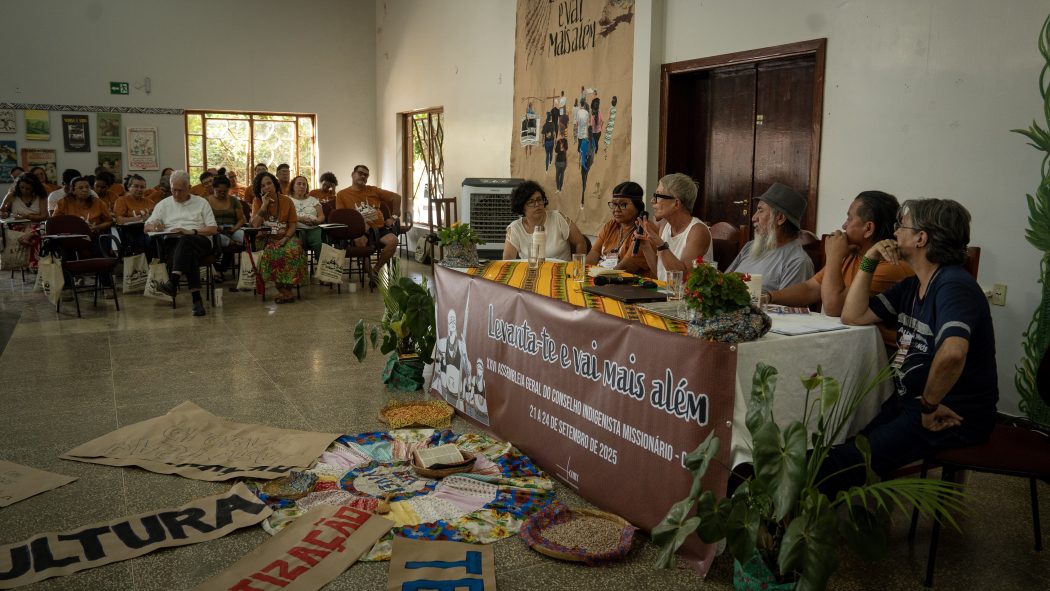 Tarde de análise da conjuntura política e indigenista na XXVI Assembleia Geral do Cimi, no dia 21 de setembro de 2025. Foto: Hellen Loures/Cimi