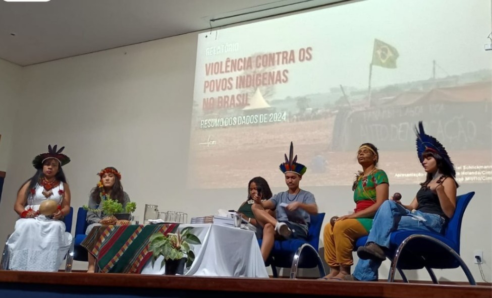 Apresentação do relatório de violência contra os povos indígenas é realizado na Faculdade Jesuíta de Filosofia e Teologia, em Minas Gerais. Foto: Cimi Regional Leste