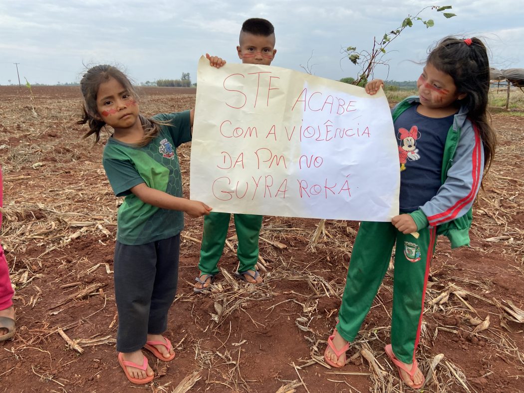 Durante aula de campo, crianças da TI Guyraroká visitam retomada do povo e mandam recado ao STF. Foto: Renato Santana/Cimi