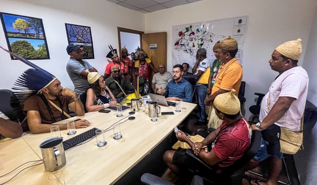 Lideranças dos povos Tuxi, Tumbalalá e Tupinambá de Olivença em audiência com representantes da Funai. Foto: Adi Spezia | Cimi 