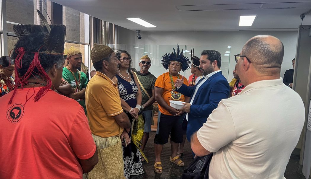 Lideranças dos povos Tuxi, Tumbalalá e Tupinambá de Olivença em diálogo com representante do MJSP, em Brasília. Foto: Adi Spezia | Cimi