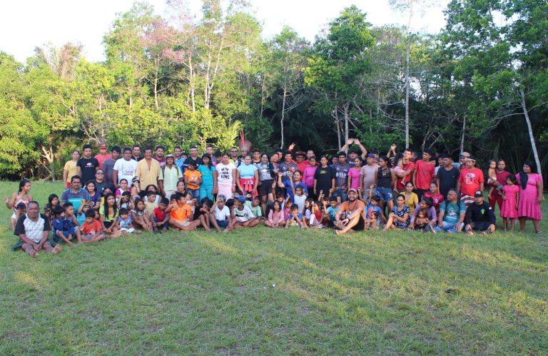 Crianças e adolescentes Apurinã do Rio Seruini discutem o direito à educação de qualidade, em Pauini (AM)