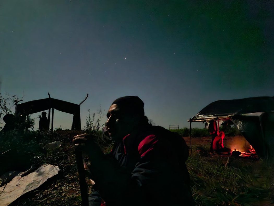 Os Guarani Kaiowá se revezam entre descanso e vigília durante toda a madrugada na retomada de Pyelito Kue. Foto: Gabriela Moncau