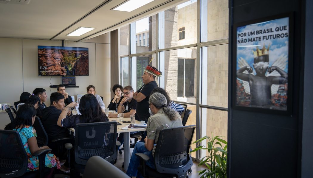 Delegação do povo Arara, da TI Cachoeira Seca (PA), no Ministério da Justiça, em Brasília. Foto: Adi Spezia | Cimi
