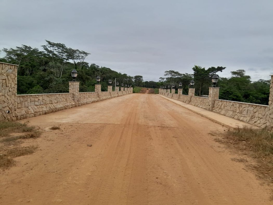 Lideranças Boe Bororo denunciam avanço de empreendimento imobiliário em seu território, que já concluiu a construção de uma ponte de acesso. Foto: Lideranças Boe Bororo.