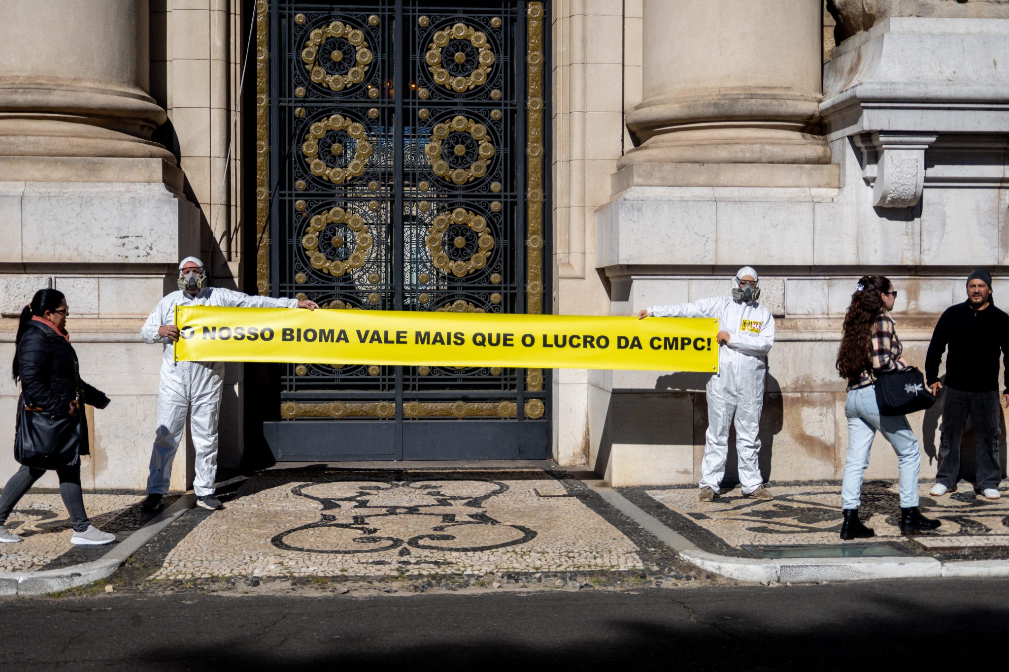 Ação realizada em frente à Assembleia Legislativa durante audiência pública que questionou o “Projeto Natureza”, da CMPC Celulose. Foto: Maí Yandara/Amigas da Terra Brasil.