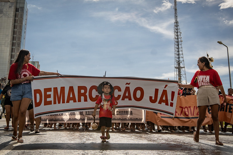 Acampamento Terra Livre 2026: marcha "Brasil soberano é terra indígena demarcada e protegida". Foto: Hellen Loures | Cimi