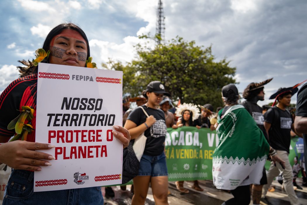 Acampamento Terra Livre 2026: marcha "Brasil soberano é terra indígena demarcada e protegida". Foto: Hellen Loures | Cimi