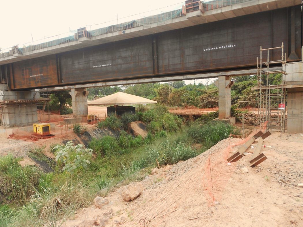 Ponte sobre o Igarapé Tobocão, afluente do Pindaré, a 1000 metros da aldeia Awa, na Terra Indígena Caru. Foto: Rosana Diniz / Cimi Regional Maranhão