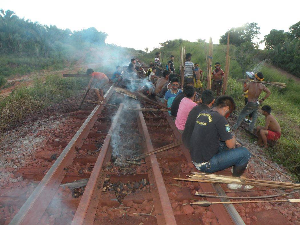 Protesto indígena na ferrovia em 2016. Credito: Arquivos do Cimi Regional Maranhão
