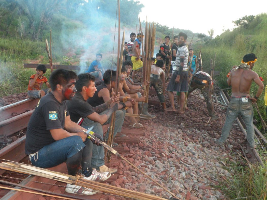 Protesto indígena na ferrovia em 2016. Credito: Arquivos do Cimi Regional Maranhão 