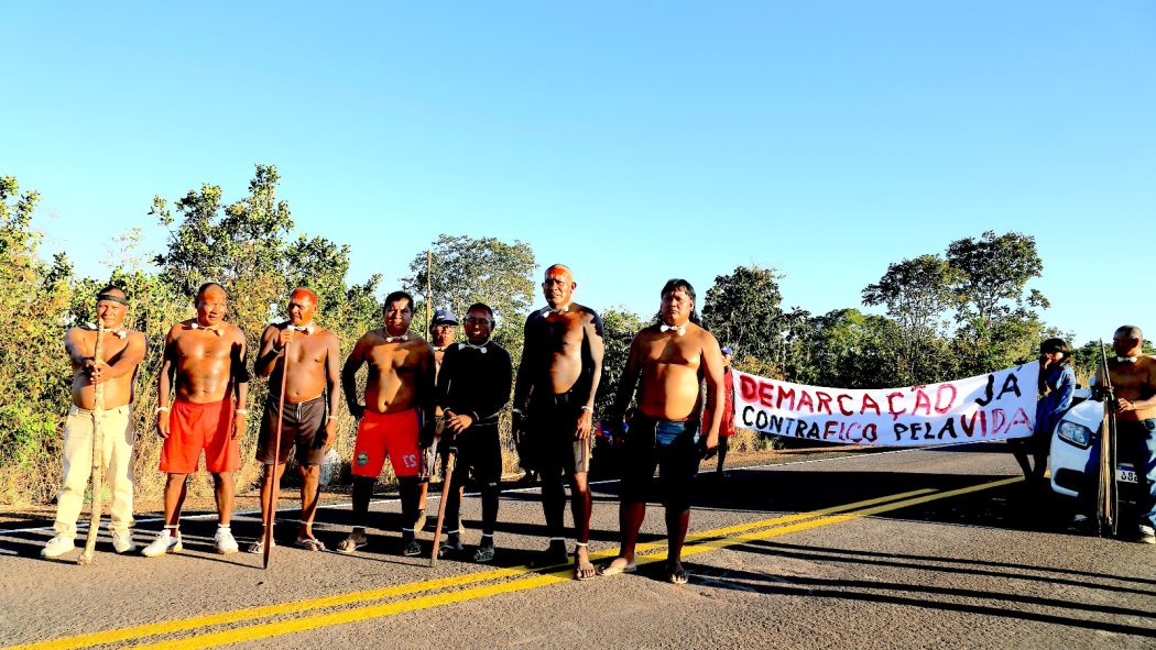 Xavante bloqueiam BR-158 para pressionar pela demarcação e denunciar impactos da Estrada de Ferro 354. Foto: Liderança Xavante.
