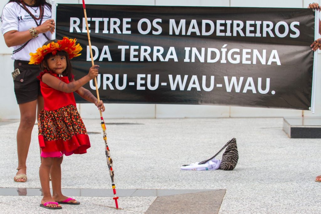 Cansados de esperar por PF e Funai, índios Uru-Eu-Wau-Wau decidem...