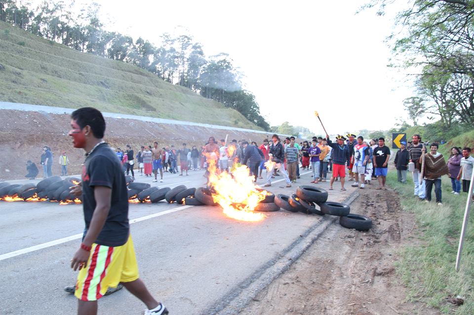 Índios guarani fecham Rodovia dos Bandeirantes em São Paulo