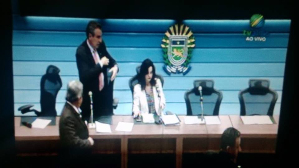 Em cinco minutos, deputados aprovam relatório da CPI do Cimi...